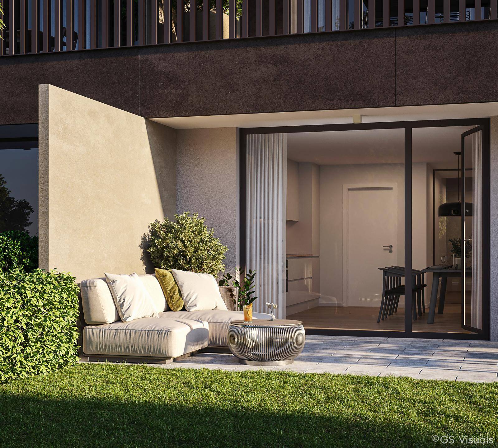 Gemütliche Terrasse im Erdgeschoss mit Lounge-Möbeln, Rasenfläche und Zugang zum Innenbereich.