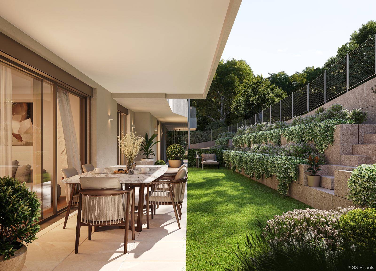 Sonniger Terrassenbereich mit Esstisch und angrenzendem, gestuftem Garten mit üppiger Bepflanzung.