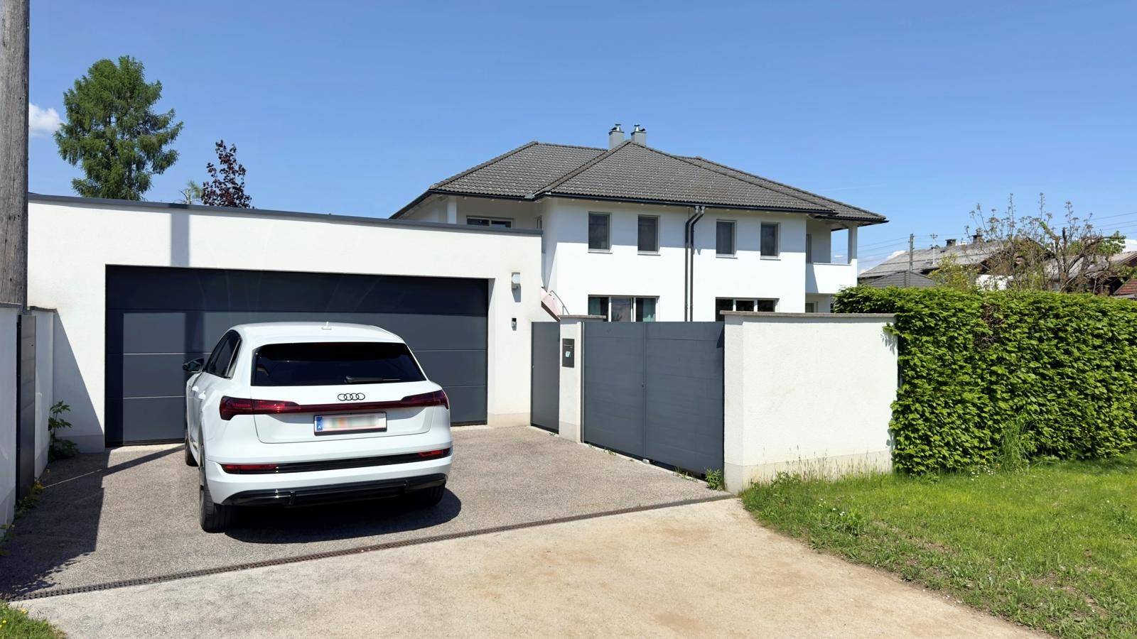 Zufahrt Garage Haushälfte links