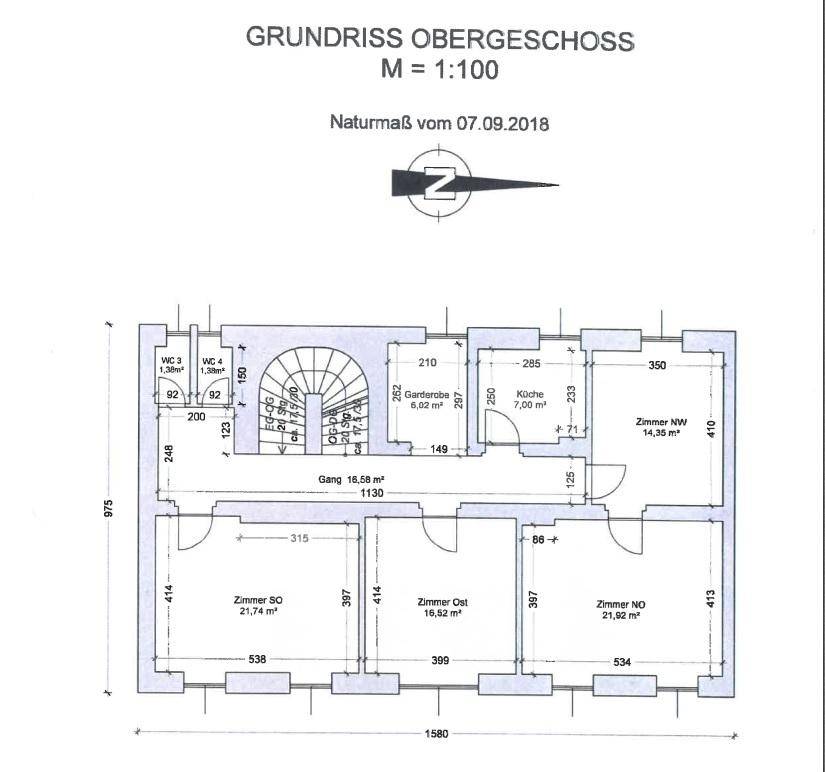 Grundriss des Obergeschosses mit mehreren Zimmern, einer Küche und einem Garderobenbereich.