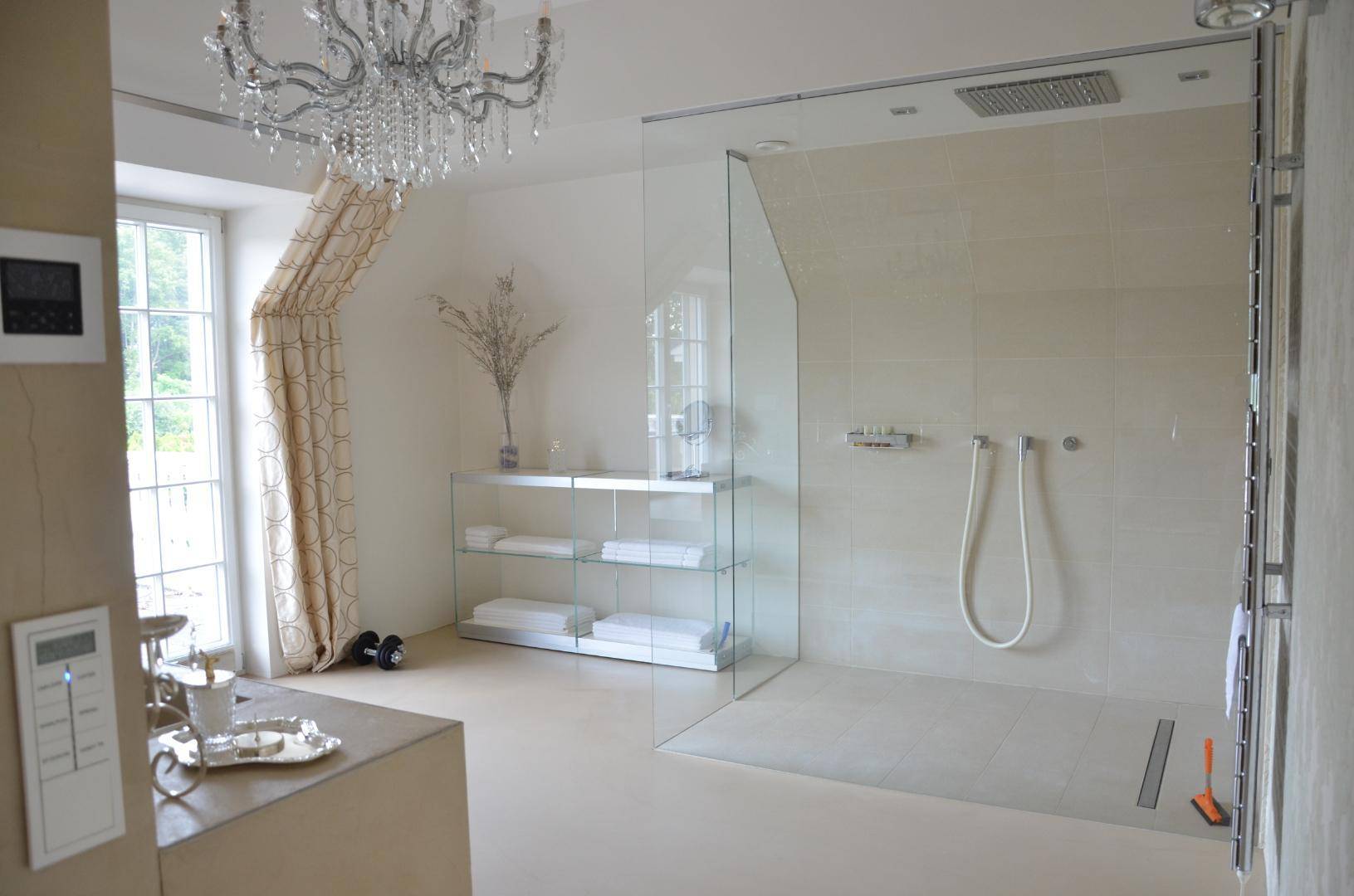Luxuriöses Badezimmer mit großer begehbarer Dusche, Regendusche und viel Tageslicht.