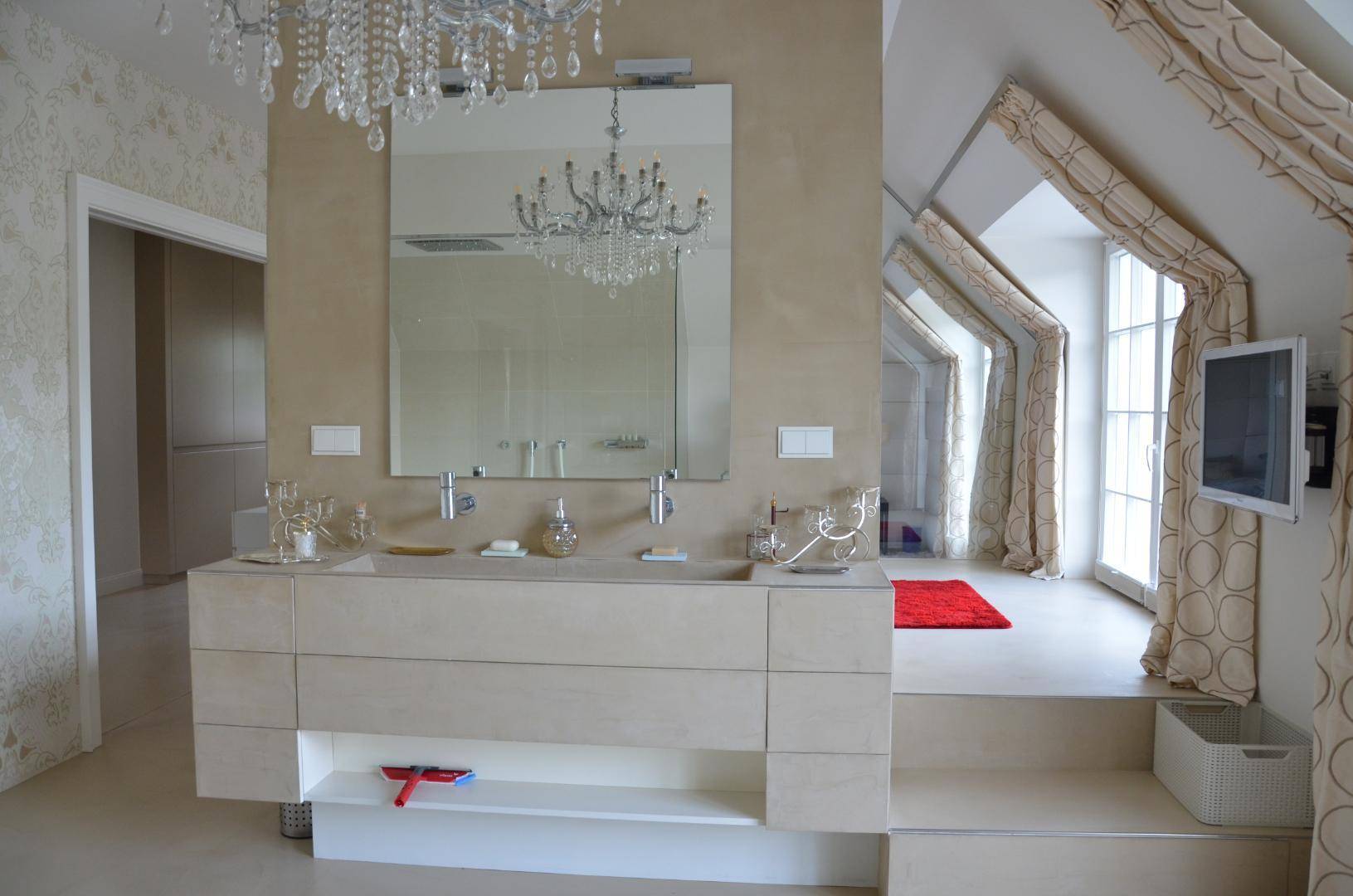 Modernes Badezimmer mit Doppelwaschbecken, großem Spiegel und Kronleuchter.