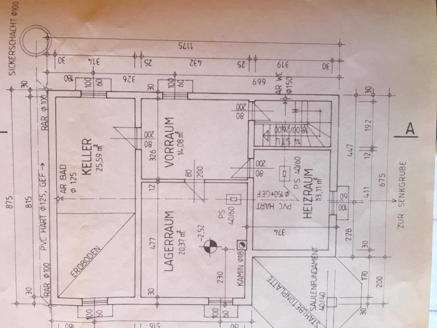 Grundriss des Kellergeschosses mit Lagerraum, Heizraum und einem Sickergraben.