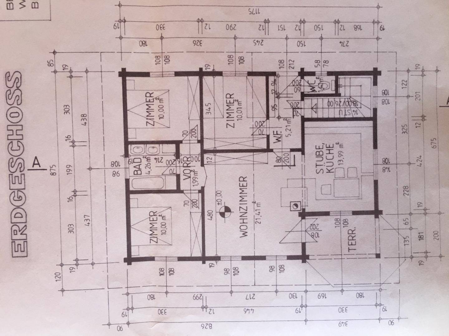 Grundriss des Erdgeschosses mit Wohnzimmer, zwei Schlafzimmern, Bad und kombinierter Stube/Küche.