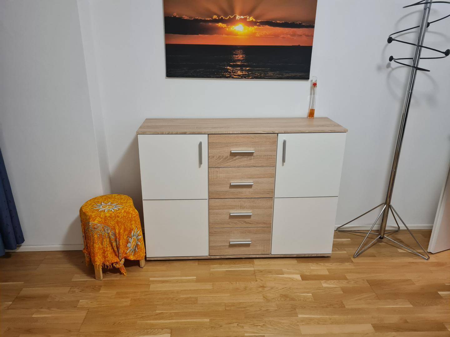 Flur oder Wohnbereich mit modernem Sideboard und Holzboden.
