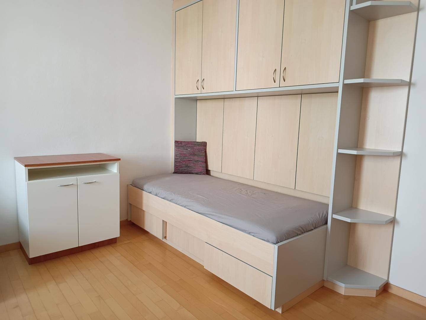 Gemütliches Schlafzimmer mit funktionalem Einbaubett und praktischen Staufächern.