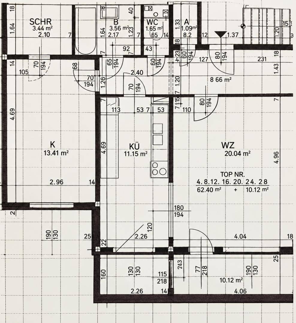 Detaillierter Grundriss einer Wohnung mit separater Küche, Wohnzimmer, Schlafzimmern und Balkon.