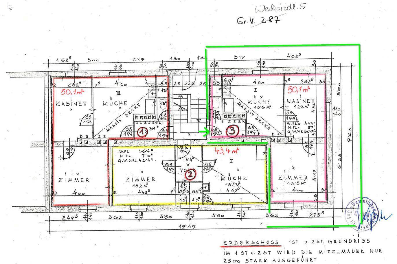 Grundriss des Erdgeschosses mit zwei Wohneinheiten und Zimmeraufteilung.