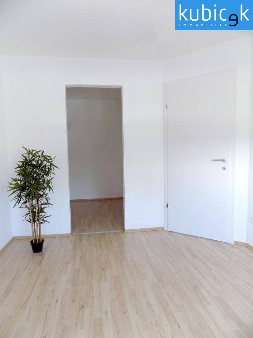 Schlafzimmer - Blick in Schrankraum