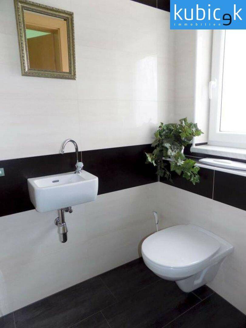 WC mit Waschtisch im OG