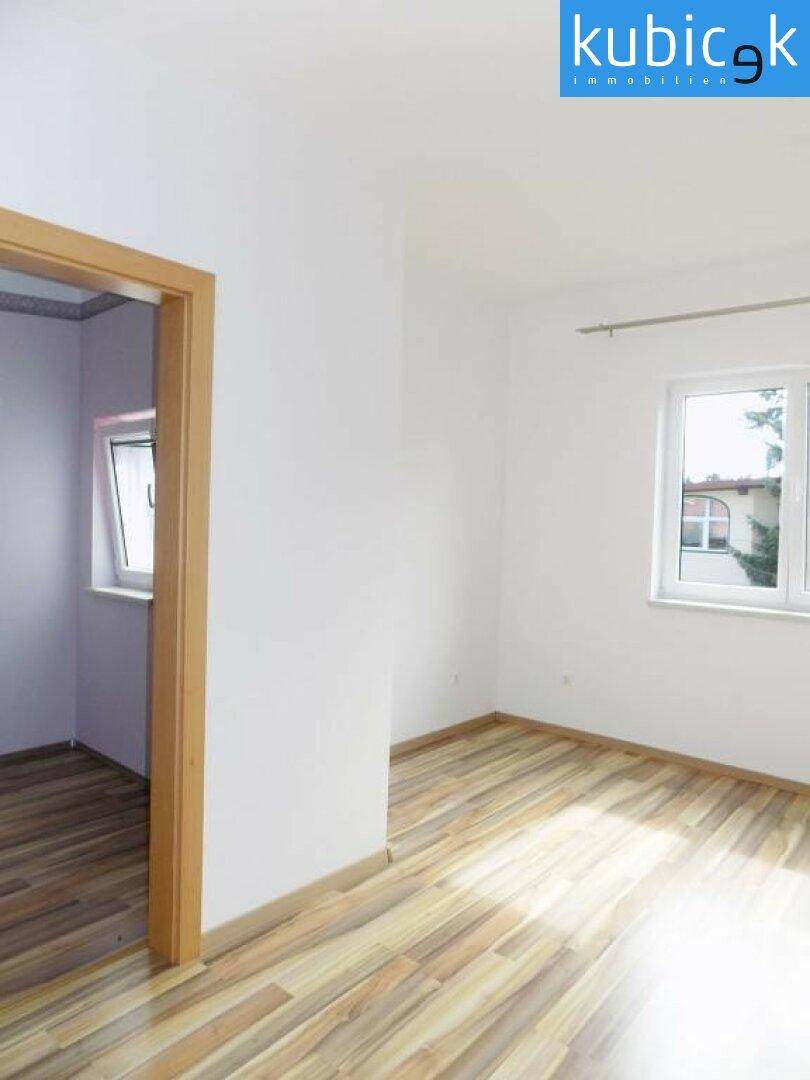 Zimmer 4 mit begehbarer Garderobe im OG