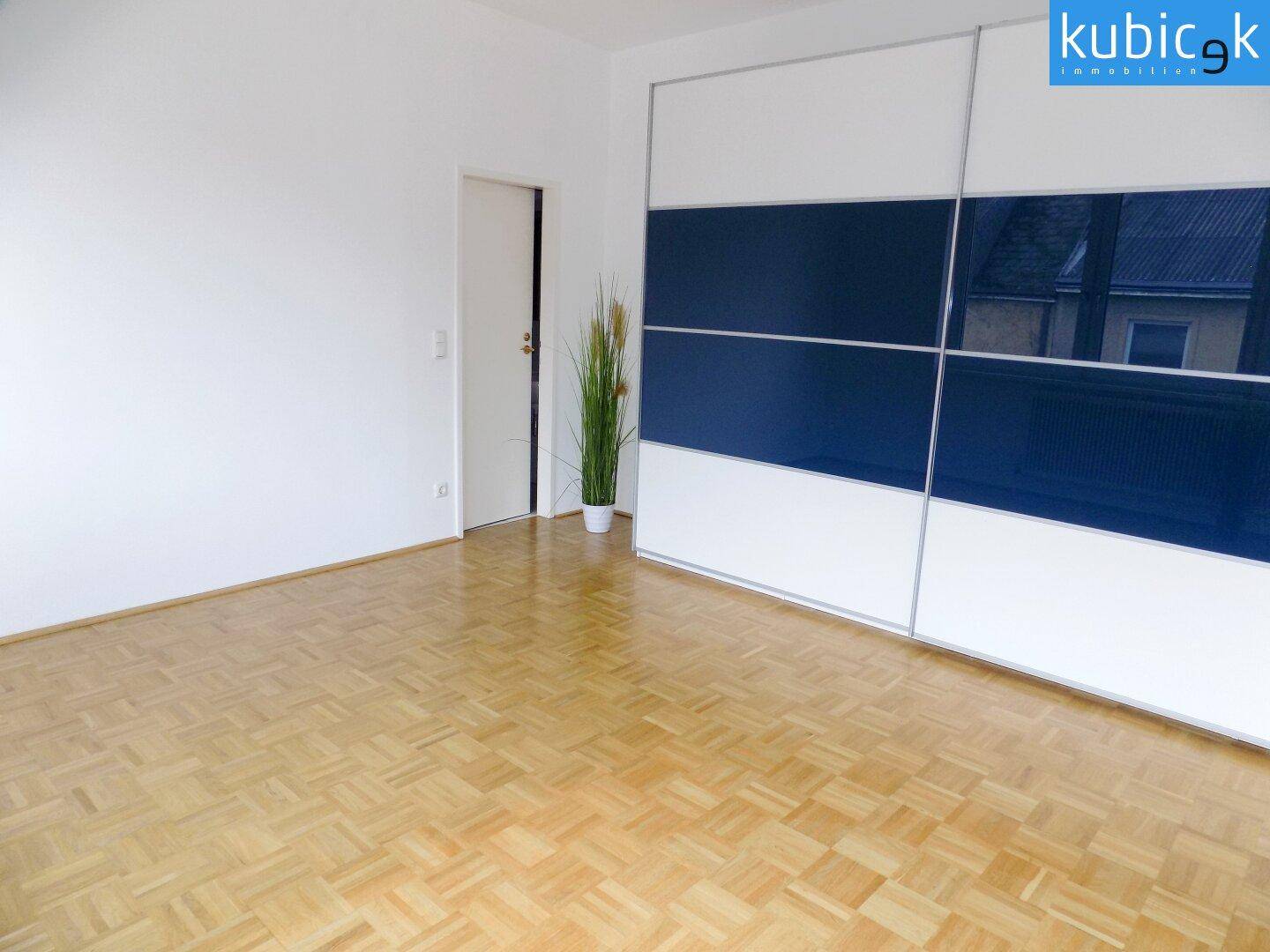 Schlafzimmer mit Schrank