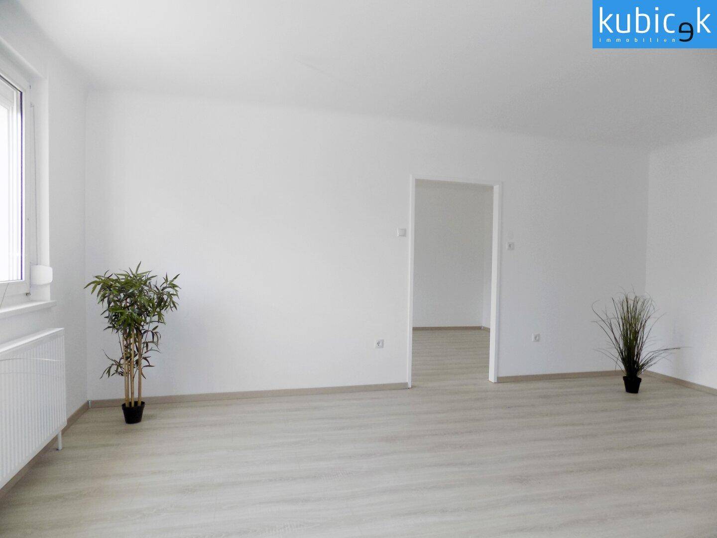 Wohnzimmer mit Blick ins Schlafzimmer