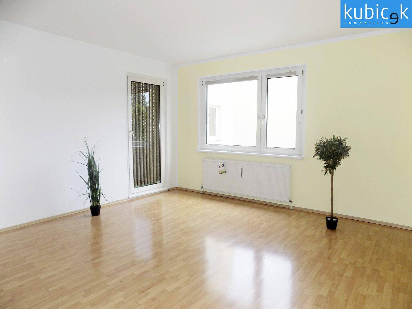 Wohnzimmer mit Ausgang zur Loggia