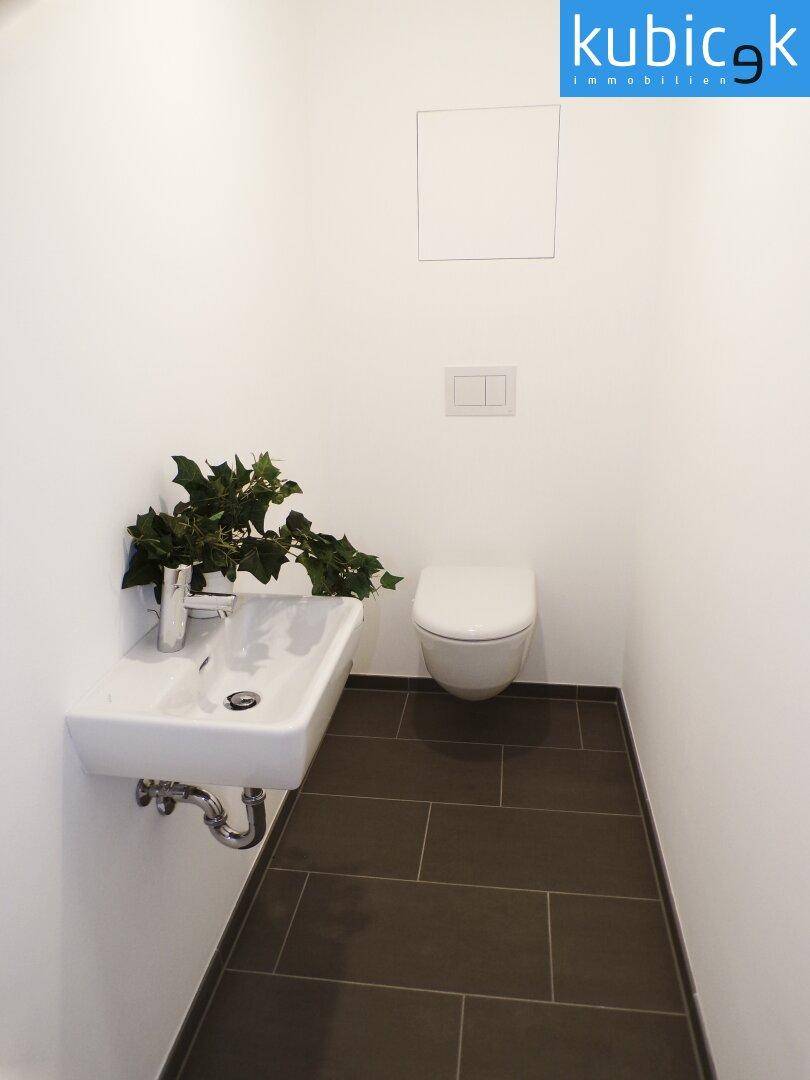 WC mit Handwaschbecken