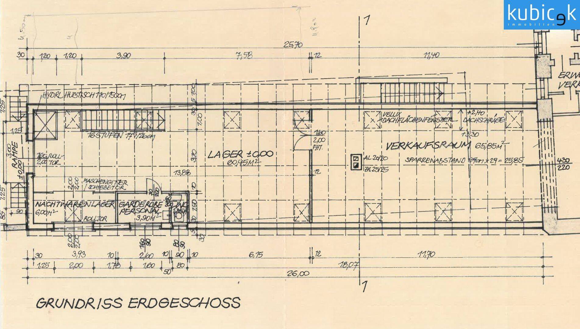 Grundriss des Erdgeschosses mit Verkaufsraum, Lagerbereich und detaillierten Maßangaben.