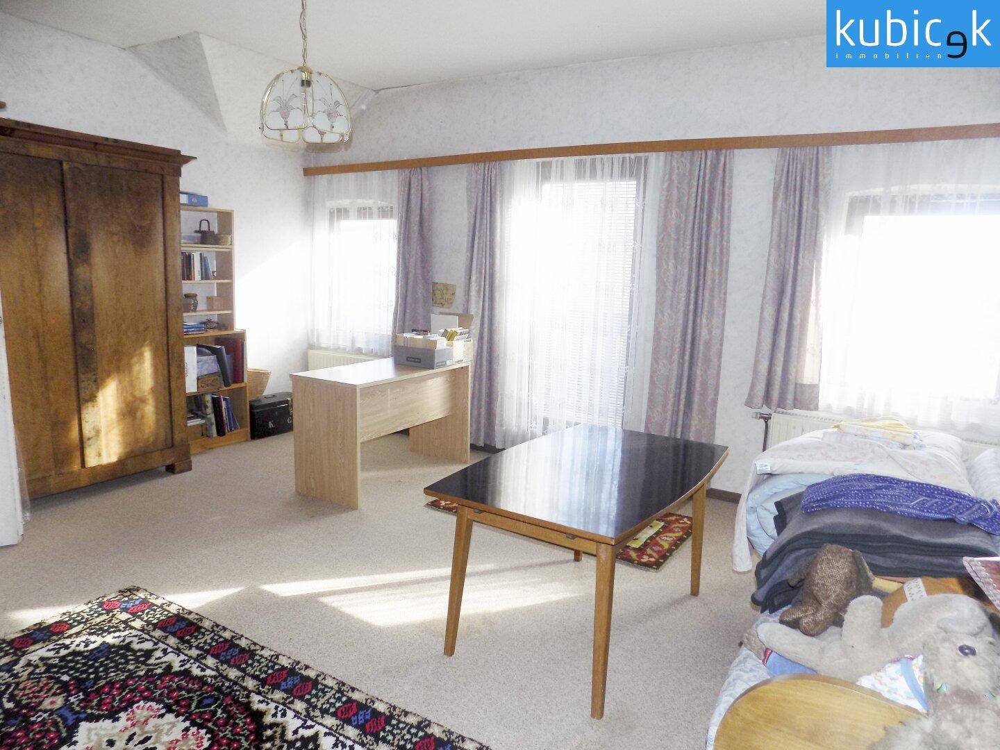 Zimmer im DG mit Ausgang zum Balkon