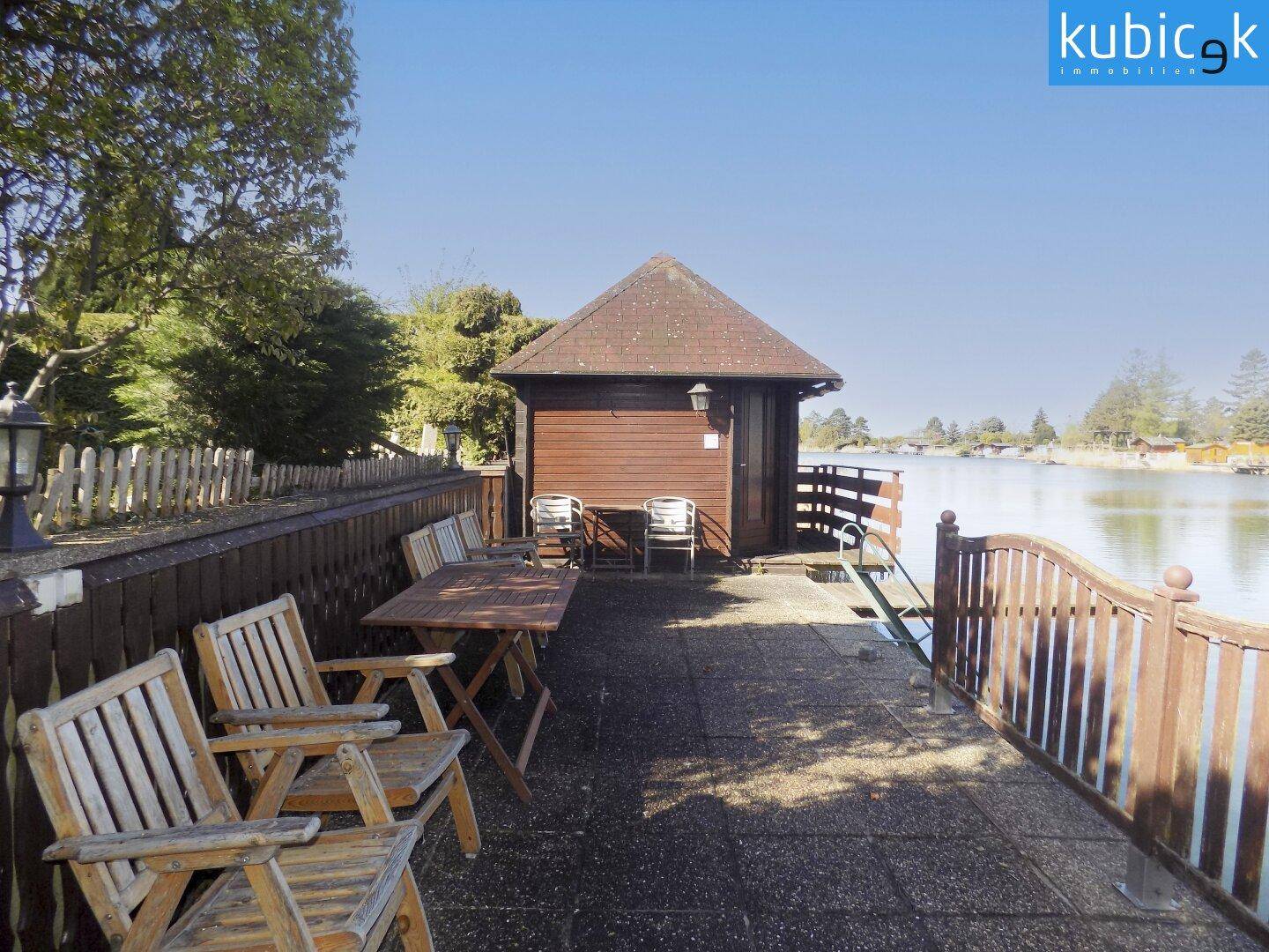 Terrasse am See mit Sauna