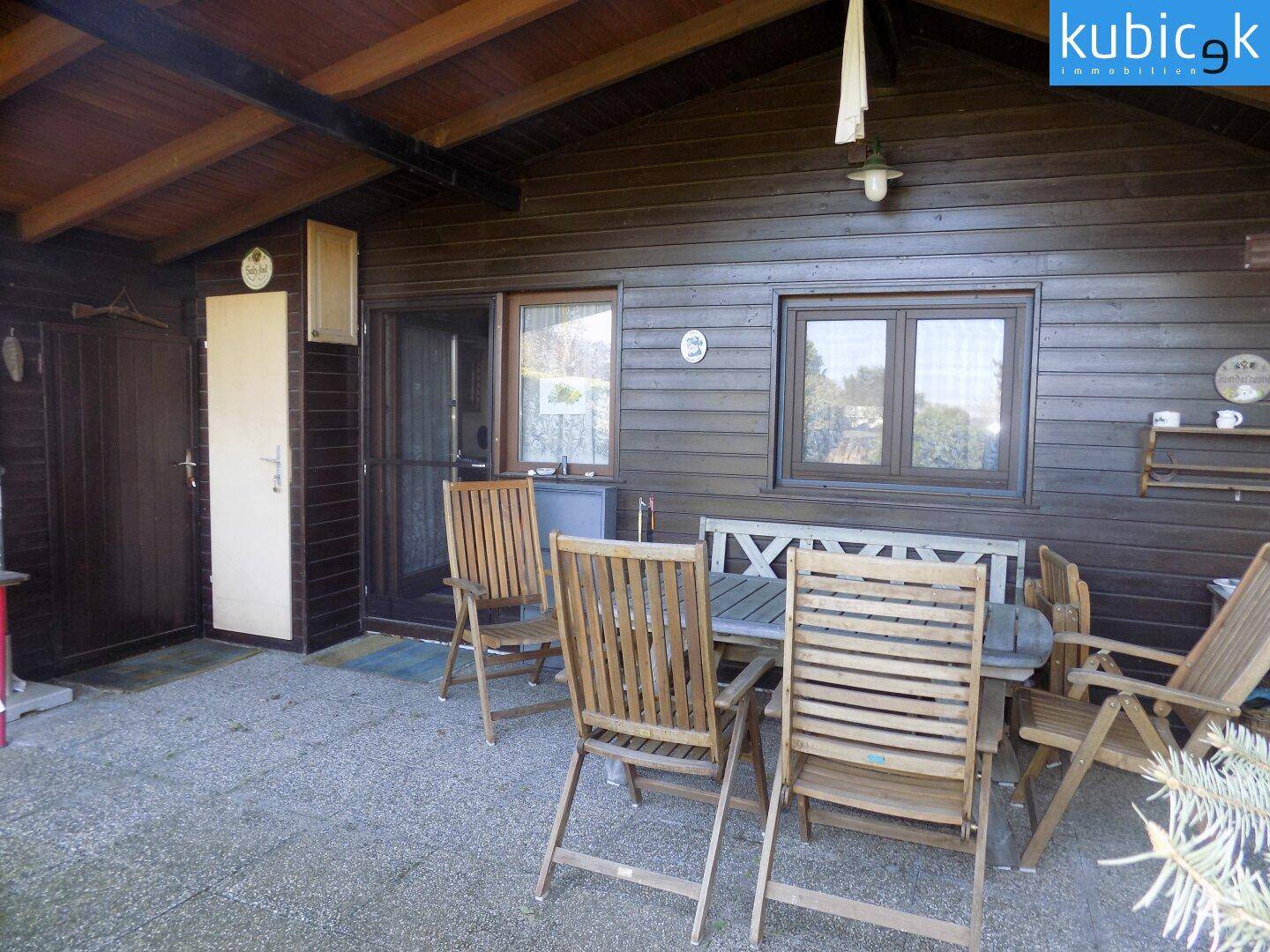 Hauseingang mit überdachter Terrasse