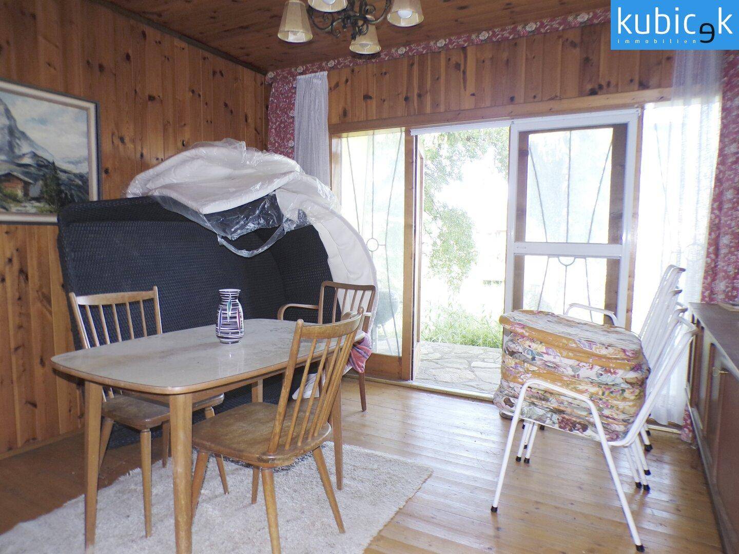 Wohnzimmer mit Ausgang in den Garten