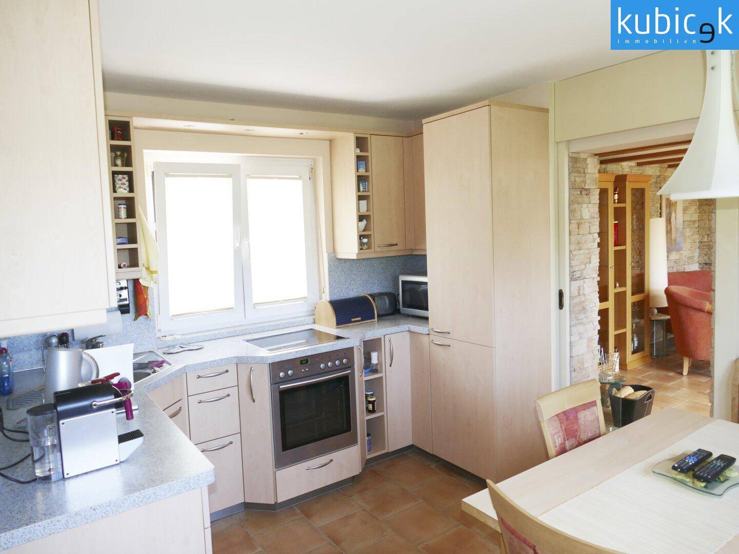 Wohnküche mit Blick ins Wohnzimmer