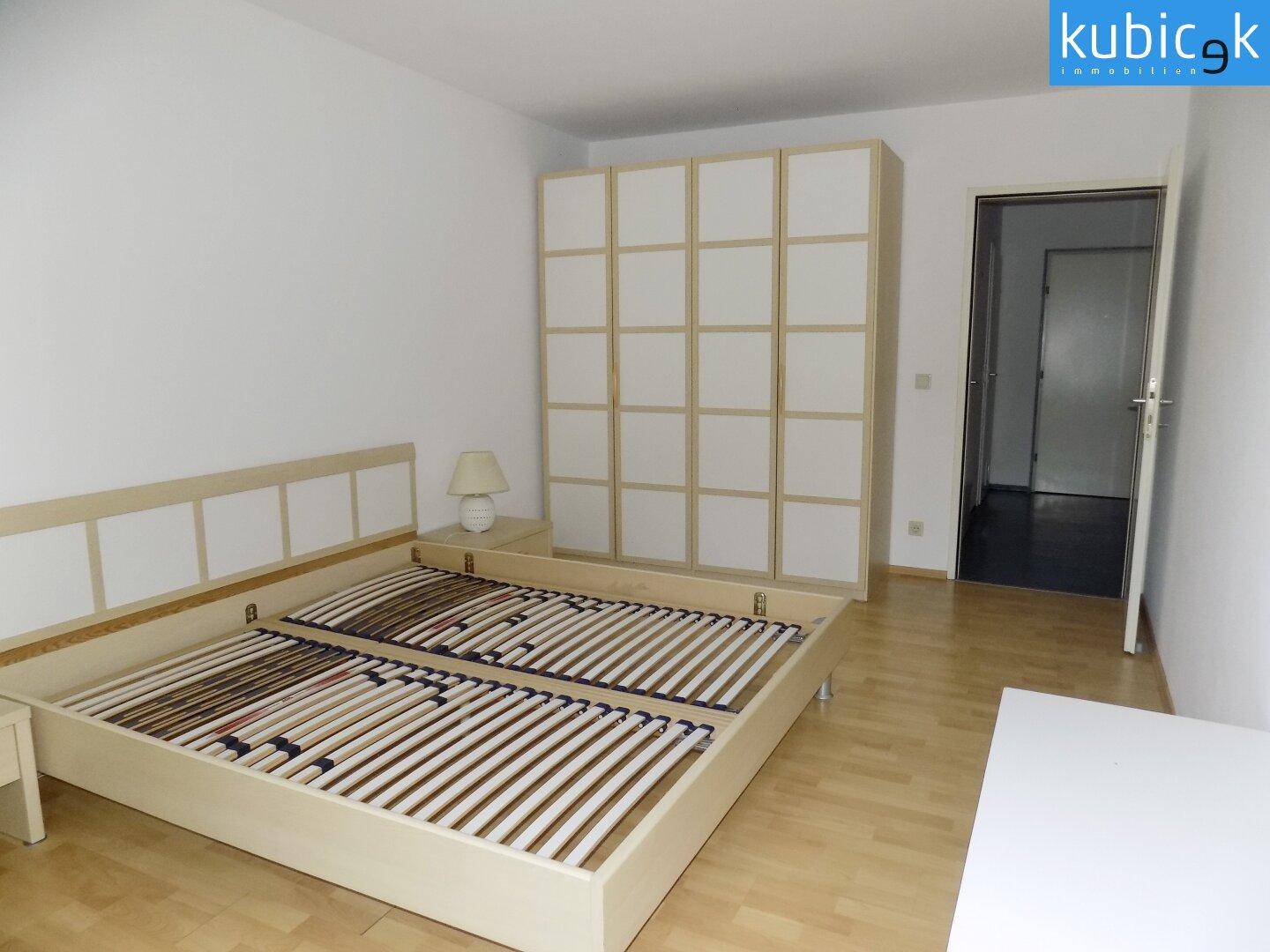 Schlafzimmer mit Einbauschrank