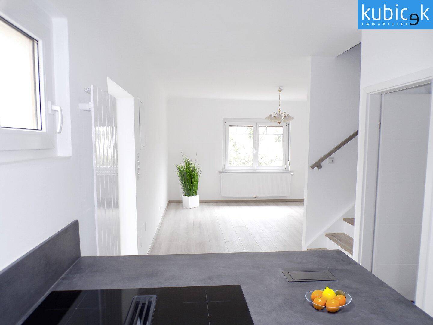Küche mit Blick ins Wohn- /Esszimmer
