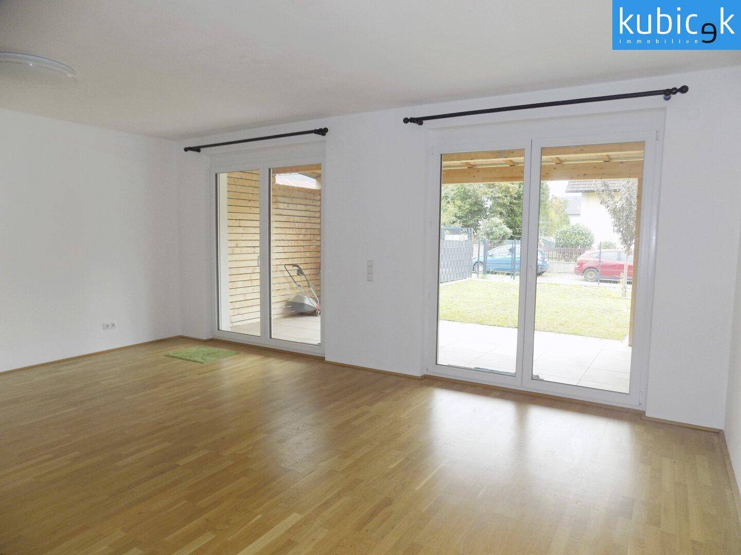 Wohnzimmer mit Ausgang in den Garten