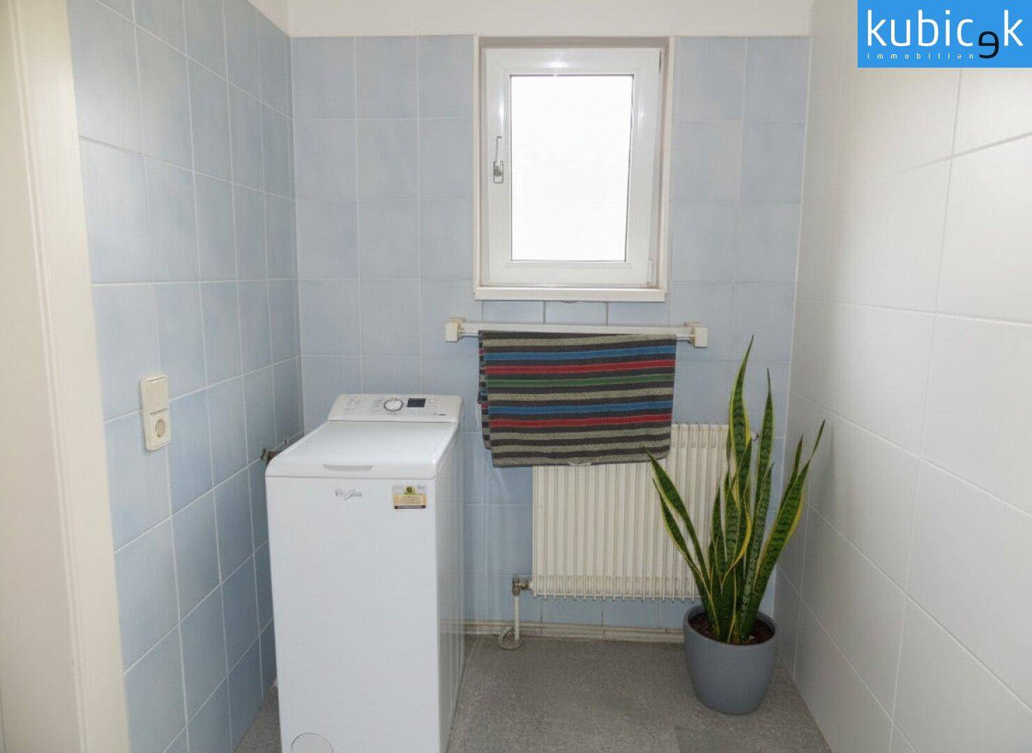 Badezimmer mit Waschmaschine