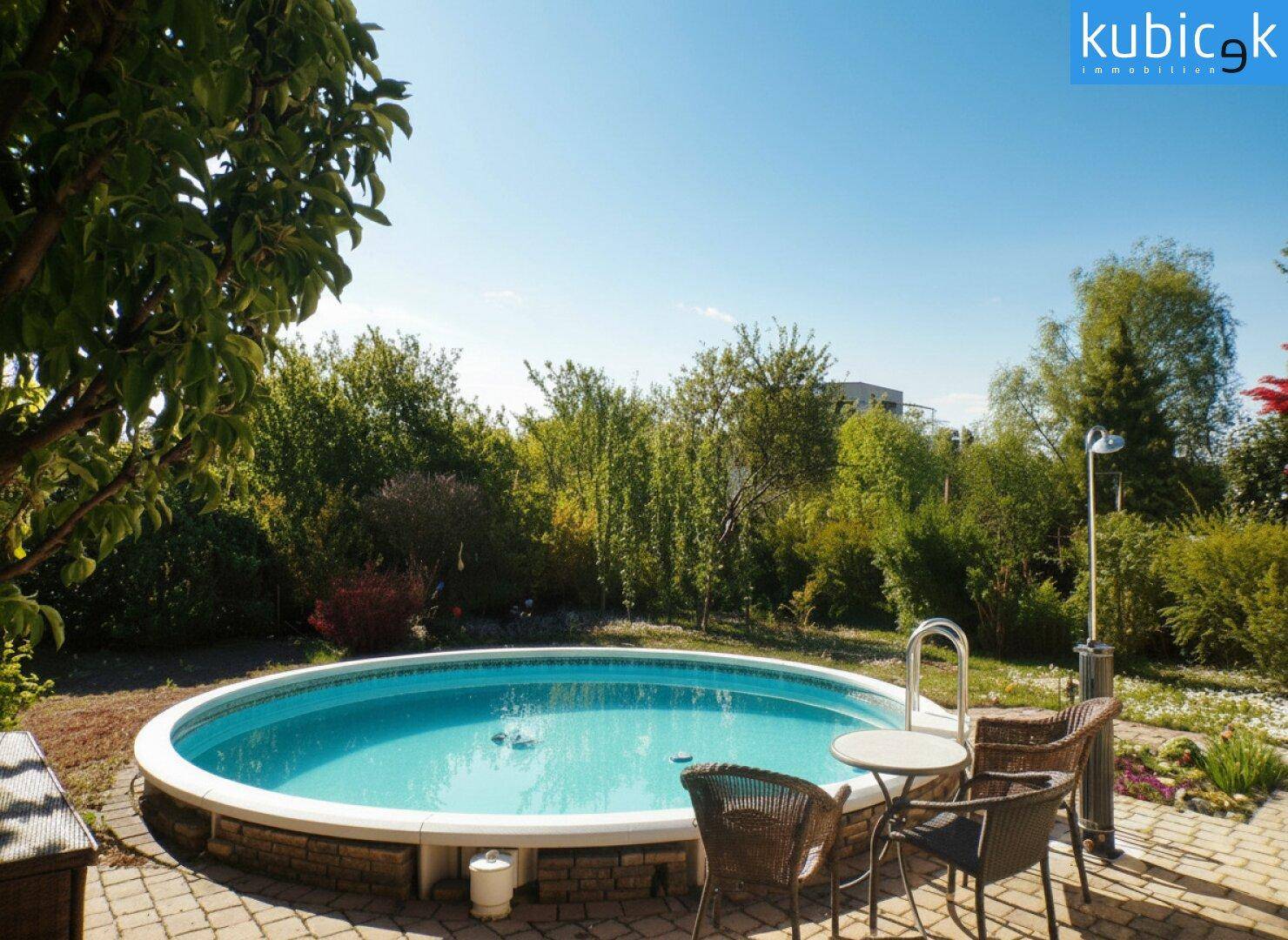 Runder Pool im Garten mit gepflastertem Bereich und gemütlicher Sitzgelegenheit.