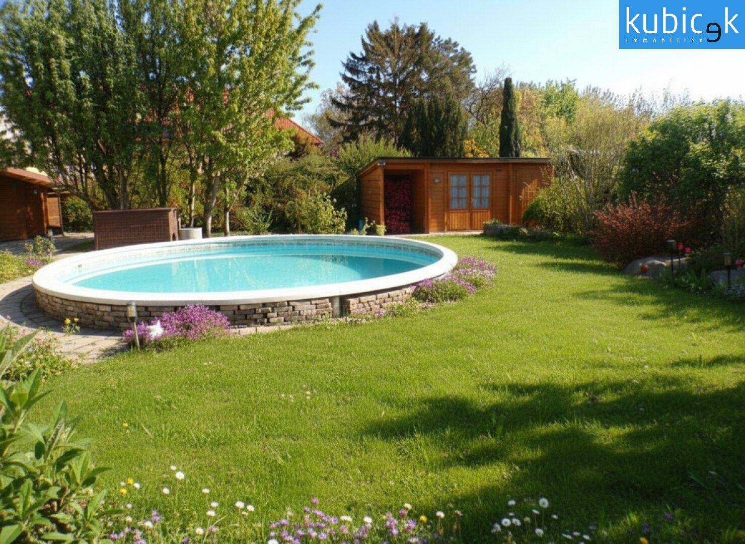 Gepflegter Gartenbereich mit rundem Aufstellpool und einem Holzgartenhaus im Hintergrund.