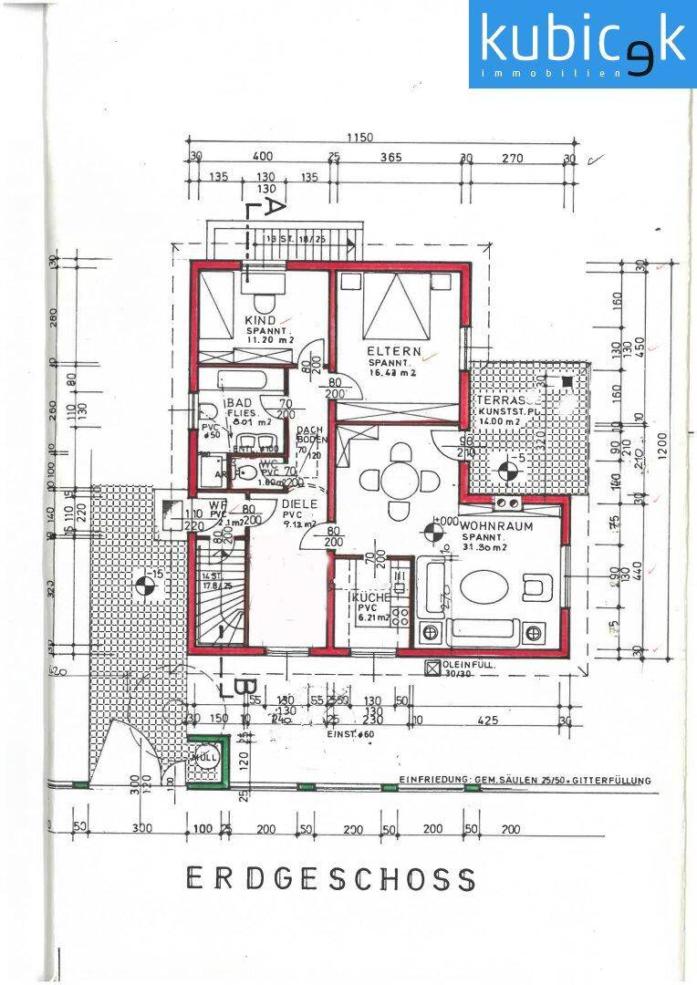 Grundriss des Erdgeschosses mit Wohnraum, Küche, Schlafzimmern und Terrasse.