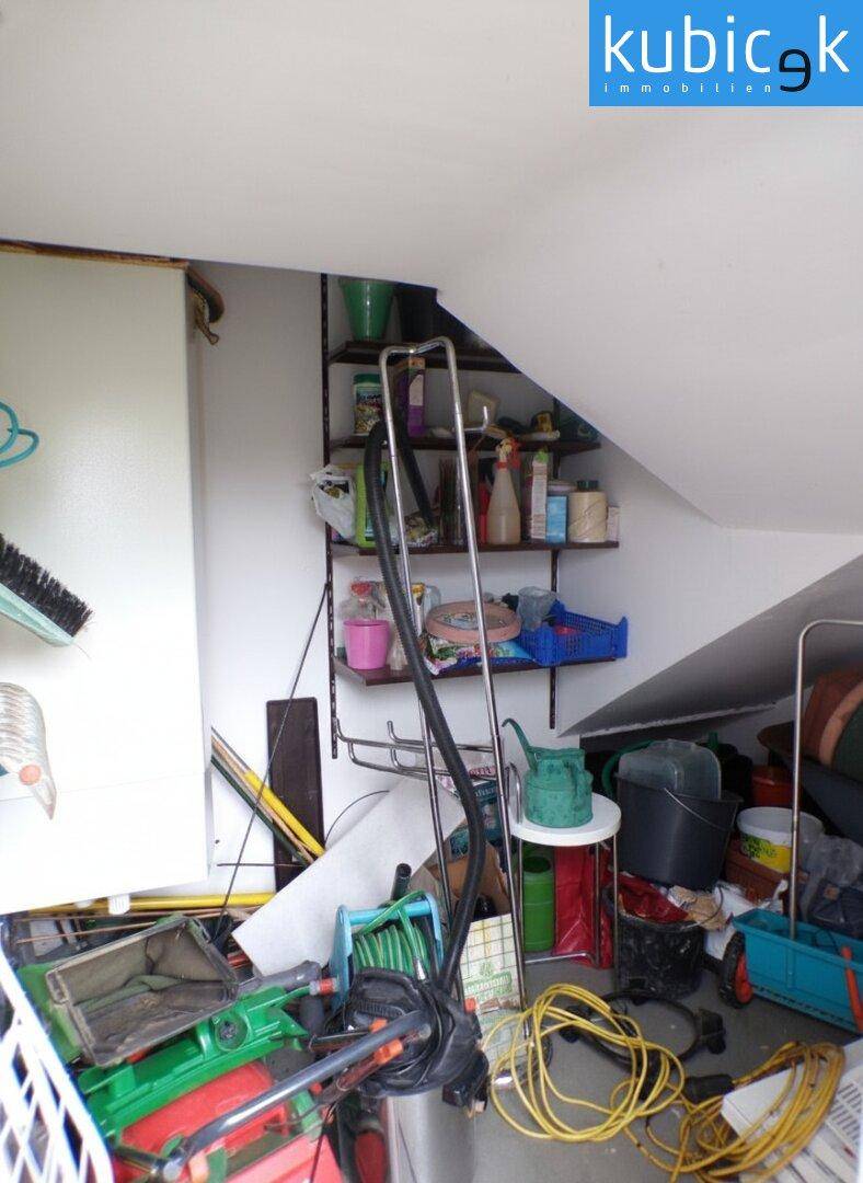 Abstellraum im Dachgeschoss mit Regalen und verschiedenen Haushaltsgegenständen.