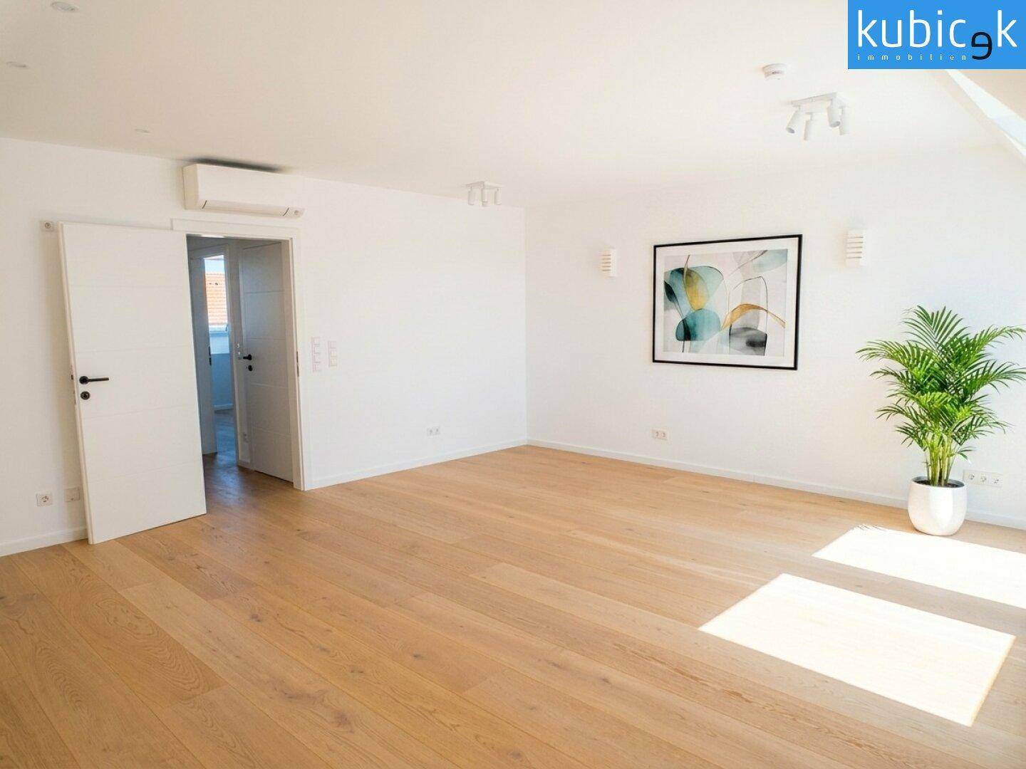 Helles Wohnzimmer mit Holzboden und Klimaanlage, bereit für individuelle Gestaltung.