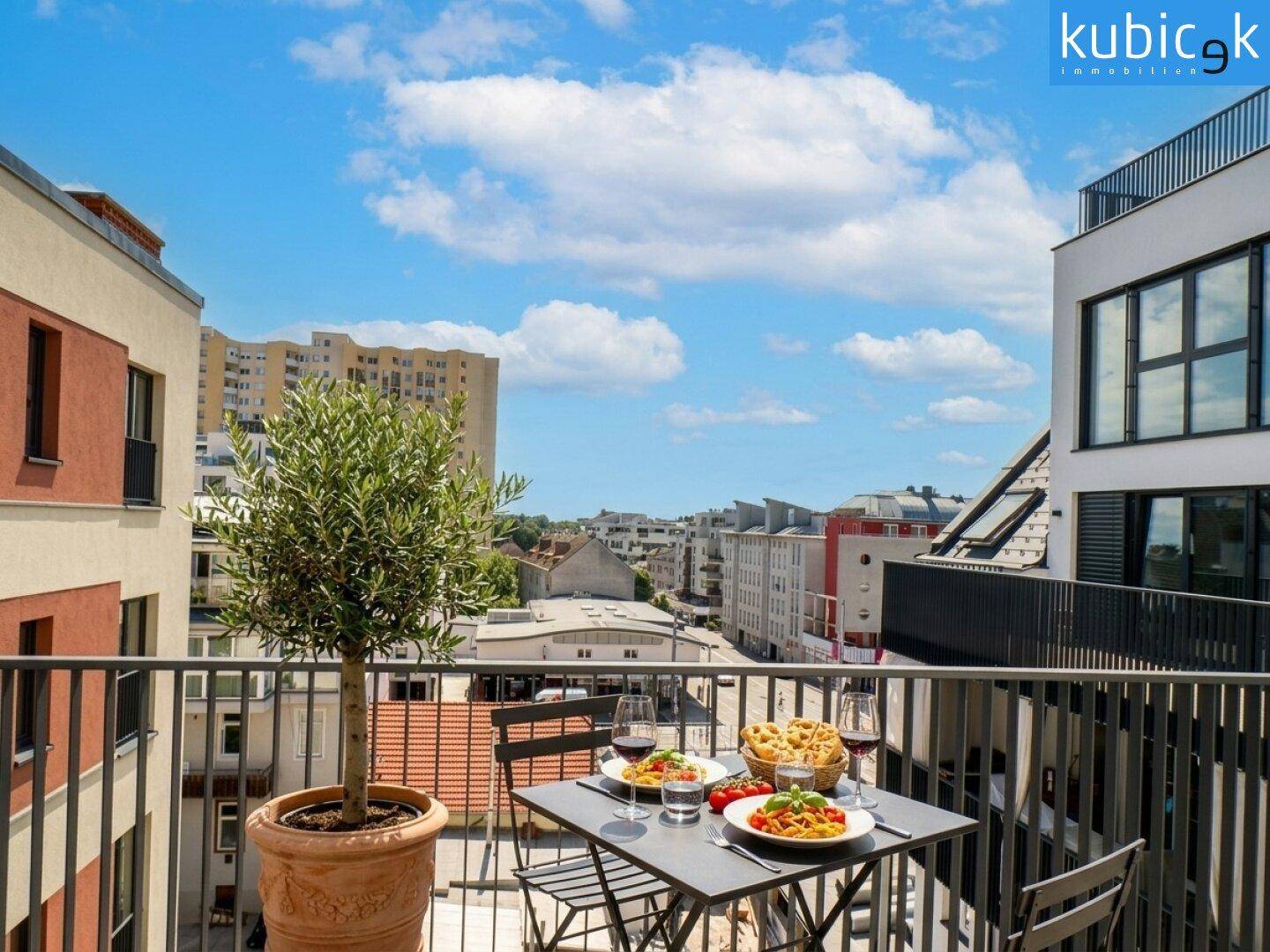 Balkon mit Stadtblick und Esstisch, perfekt für Mahlzeiten unter freiem Himmel.