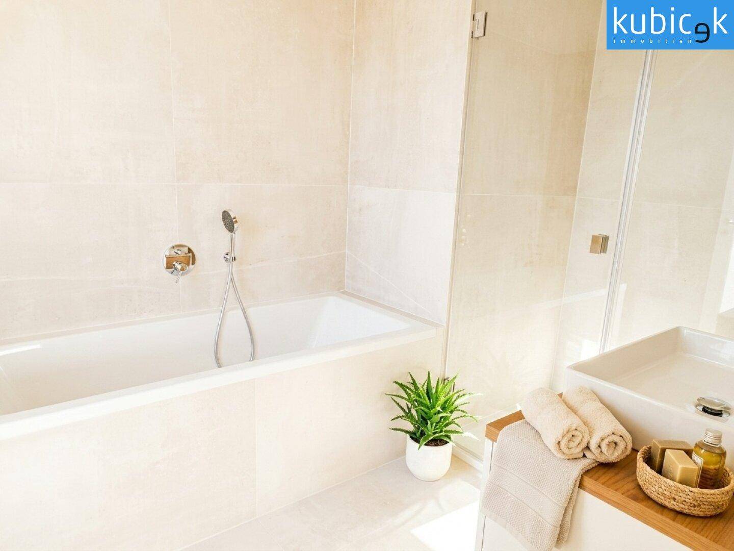 Modernes Badezimmer mit Badewanne, Duschbereich, Einzelwaschbecken und hellen Fliesen.