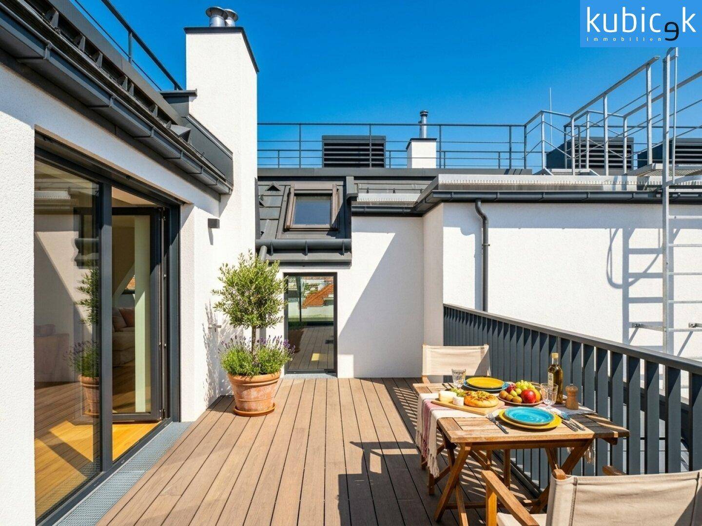 Große Dachterrasse mit Holzboden, Essbereich und Zugang zum Innenbereich, mit Stadtblick.