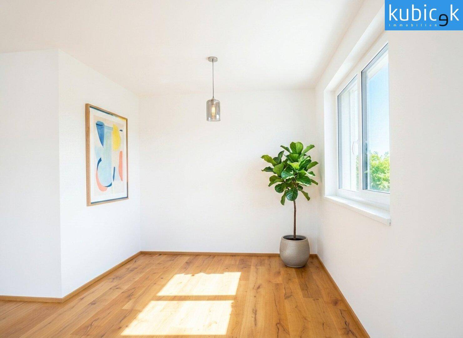 Helles Zimmer mit Holzboden, einem großen Fenster und moderner Wanddekoration.