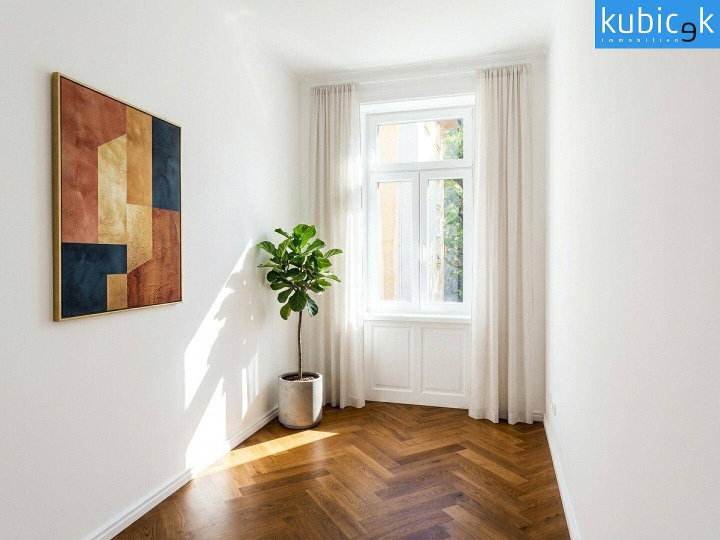 Heller Raum mit Fischgrätparkett, einem Fenster mit Vorhängen und viel Tageslicht.