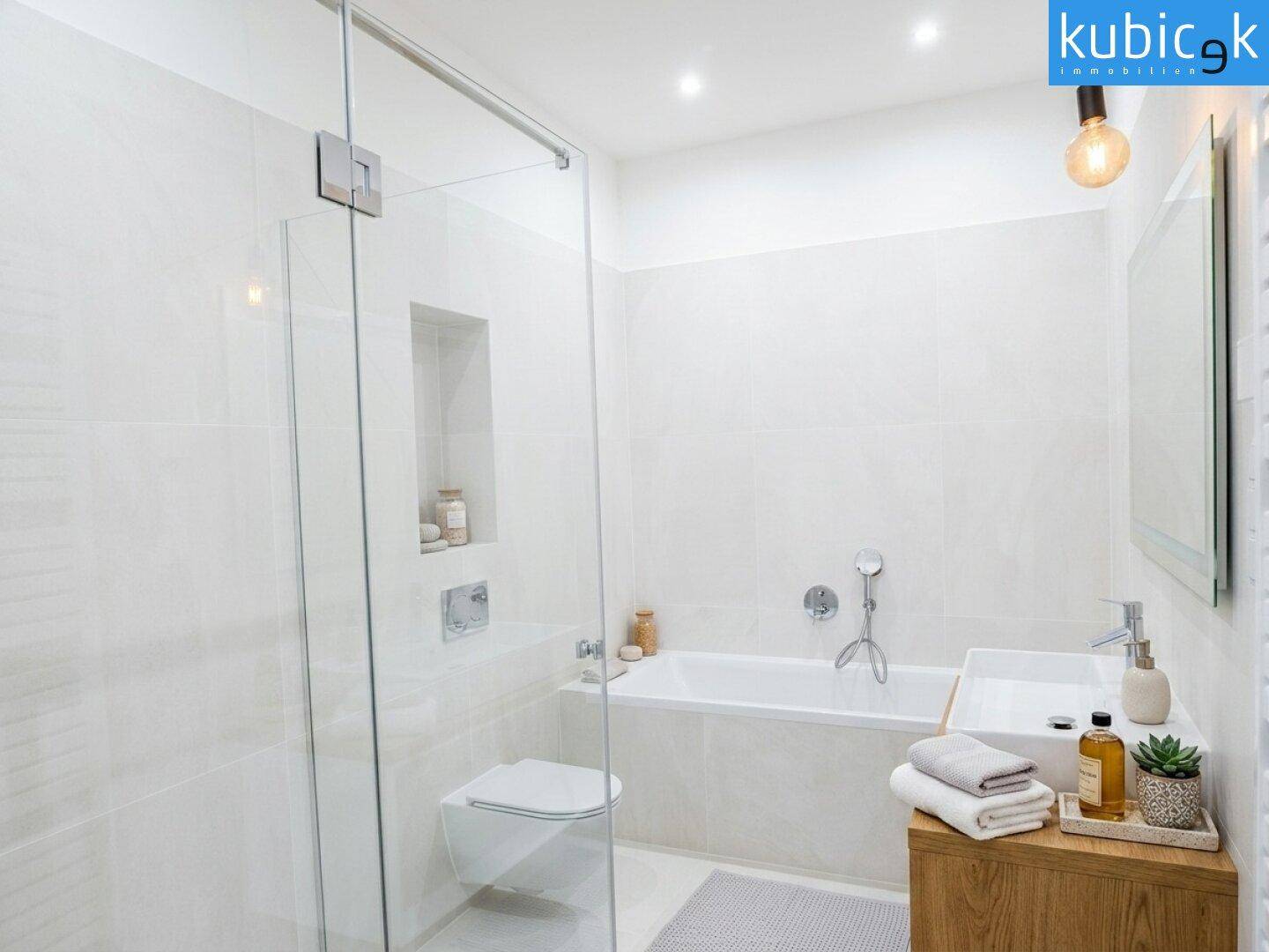 Modernes Badezimmer mit weißen Fliesen, Badewanne, begehbarer Dusche und Wand-WC.