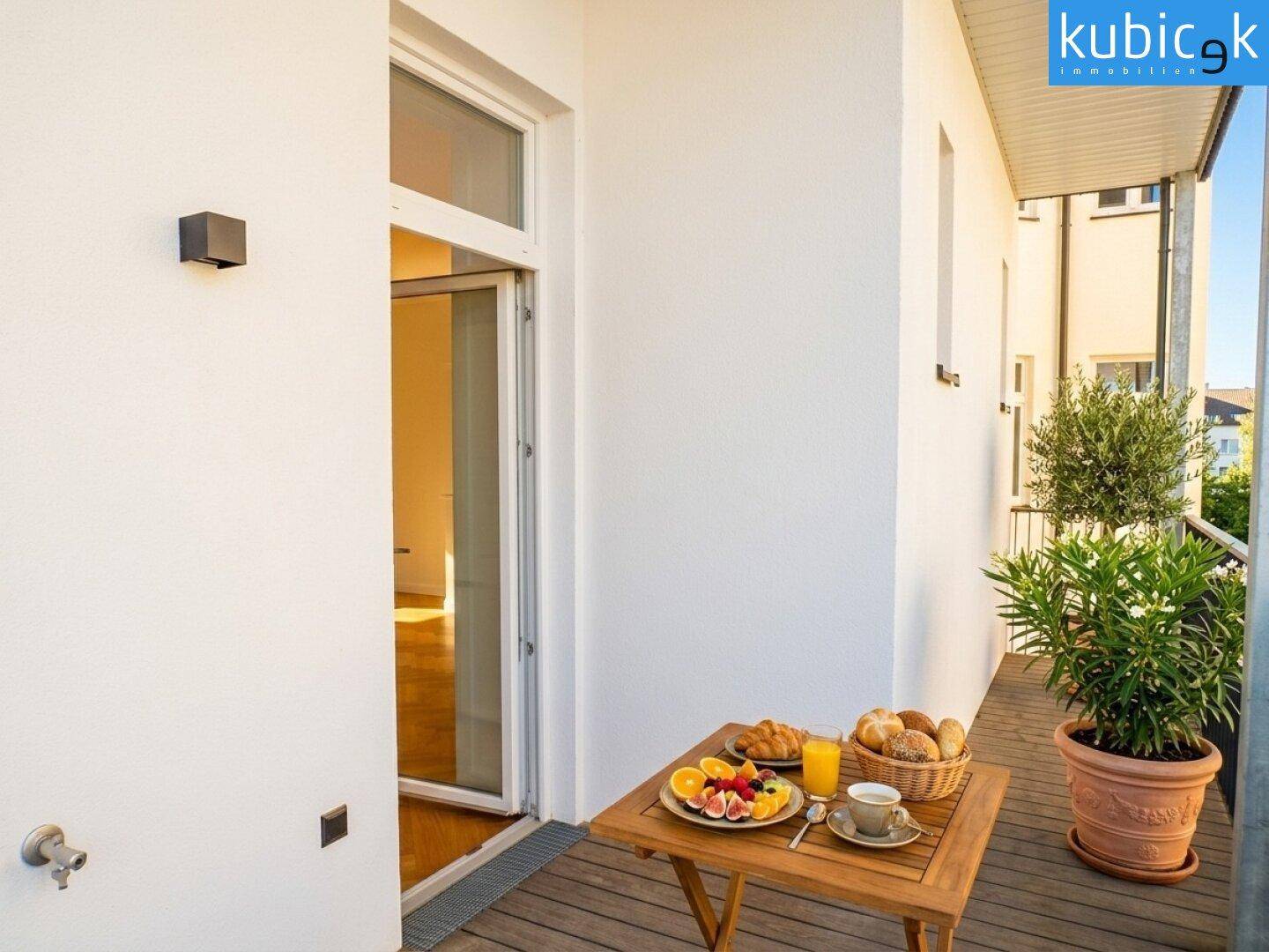 Sonniger Balkon mit Holzboden, kleinem Esstisch und Pflanzen, ideal für Mahlzeiten im Freien.
