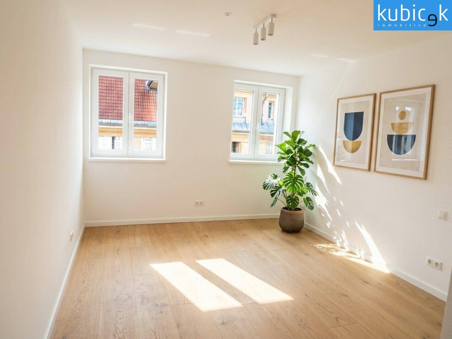 Lichtdurchfluteter Raum mit Holzboden, weißen Wänden und moderner Dekoration, ideal für ein Schlafzimmer.