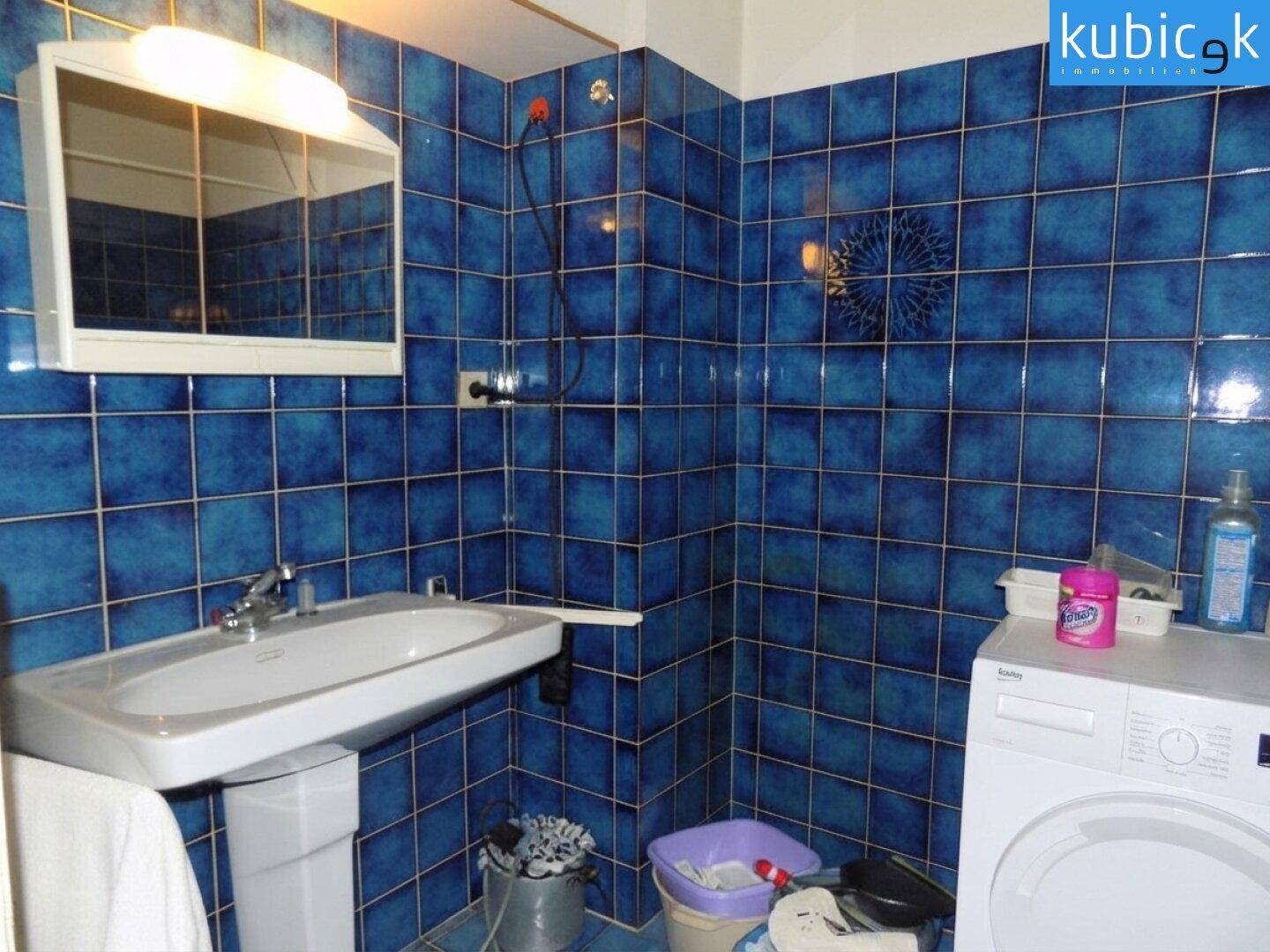 Badezimmer mit Waschmaschinenanschluss