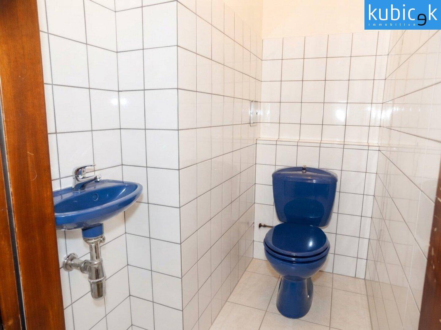 WC mit Waschbecken