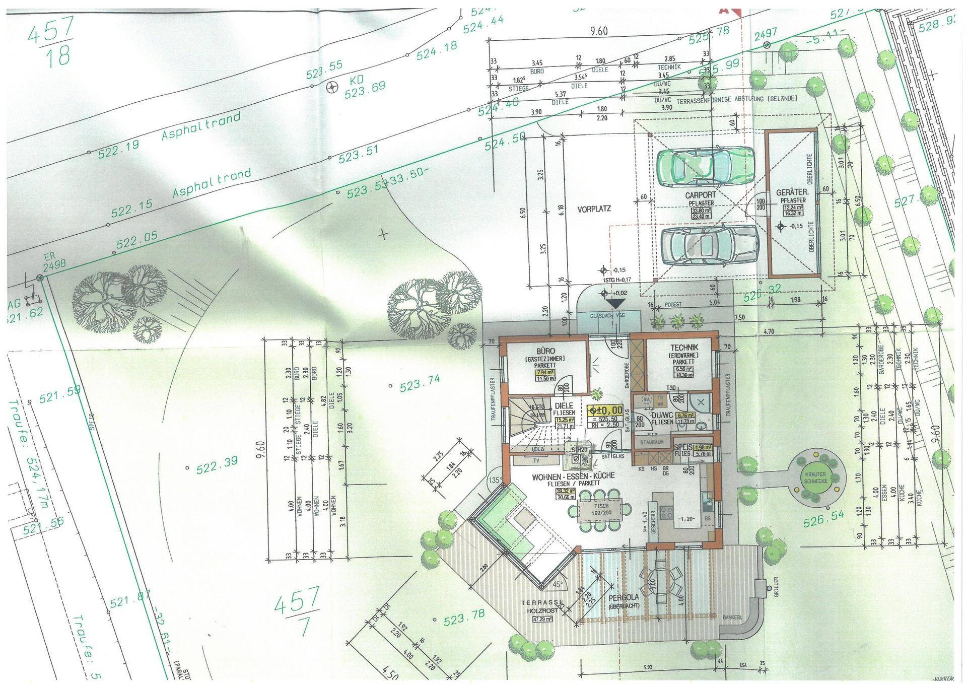 Übersichtsplan des Grundstücks mit Haus, Carport und Außenanlagen.