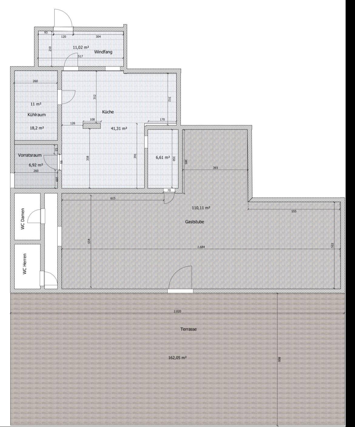 Detaillierter Grundriss mit Gaststube, Küche, Kühlraum, Vorratsraum und großer Terrasse.