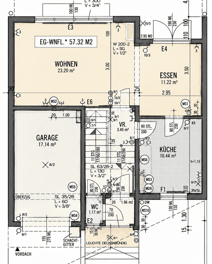 Grundriss des Erdgeschosses mit Wohnzimmer, Essbereich, Küche und Garage.