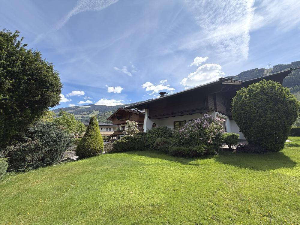 Außenansicht des Hauses mit großem Garten und Bergblick.