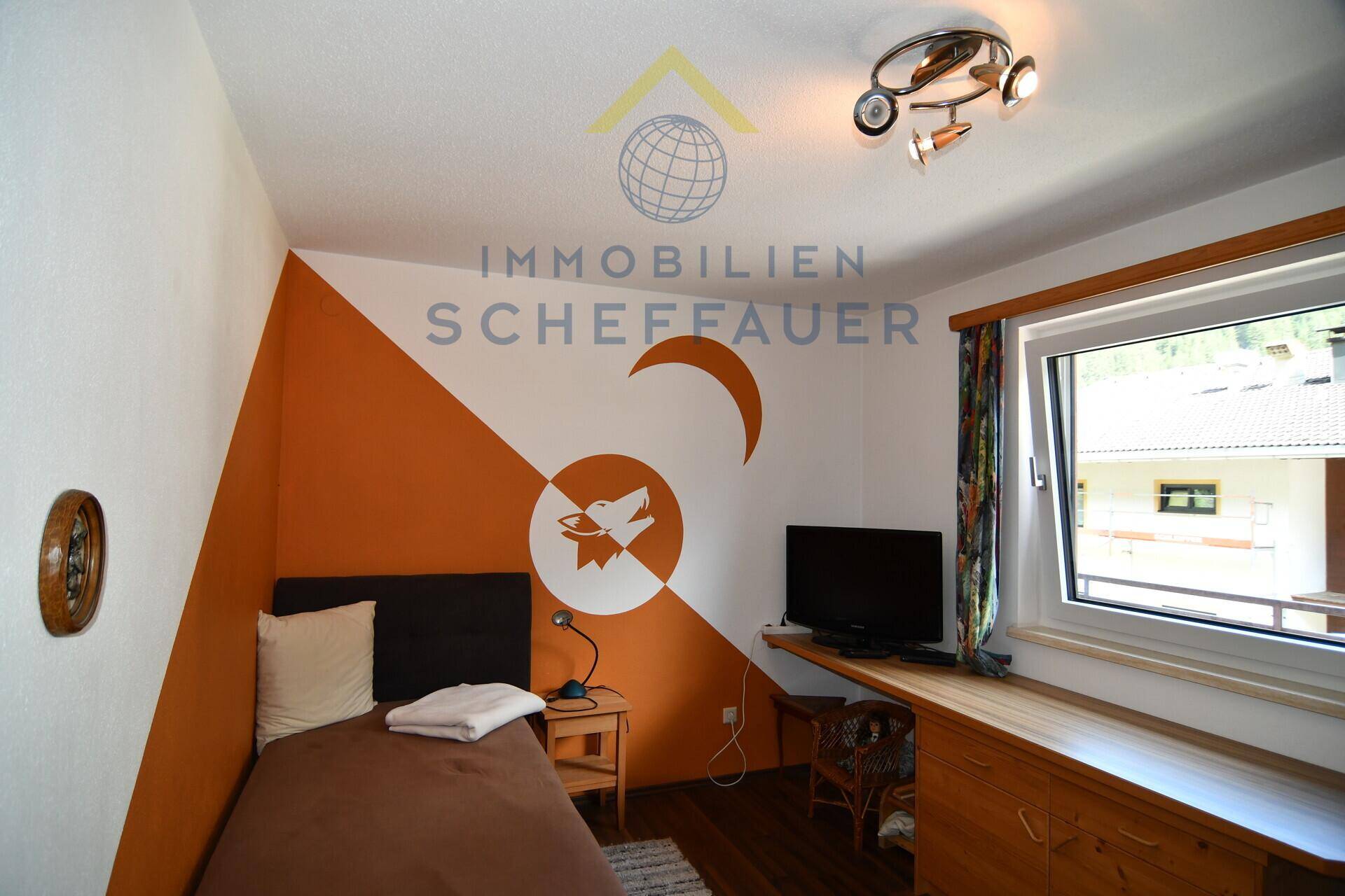 Individuell gestaltetes Schlafzimmer mit Einzelbett, Holzboden und kreativer Wandmalerei.