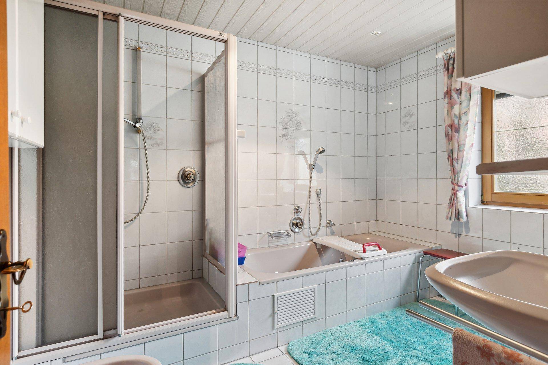 Badezimmer im EG mit Wanne und Dusche